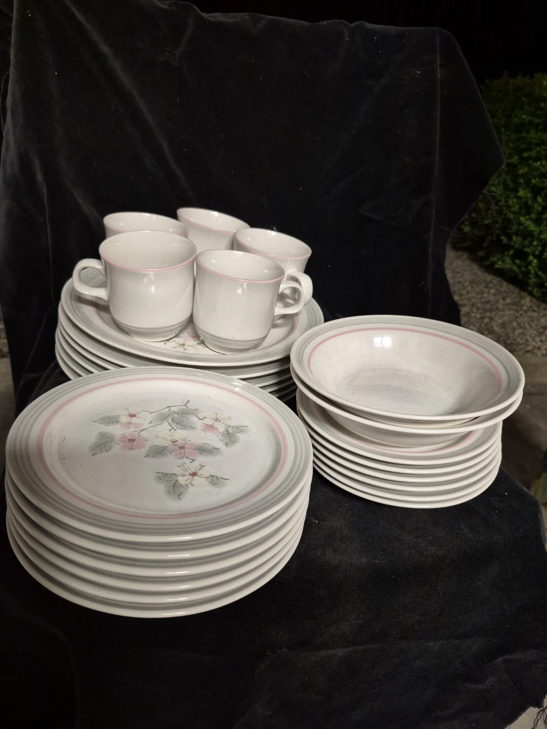 Floral Design Dinnerware Set