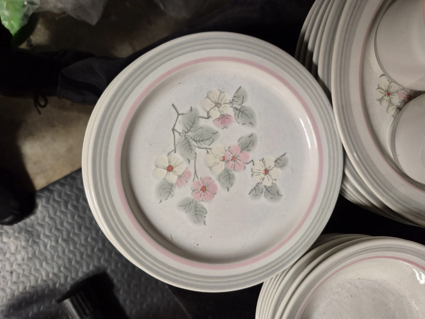 Floral Design Dinnerware Set - photo 2