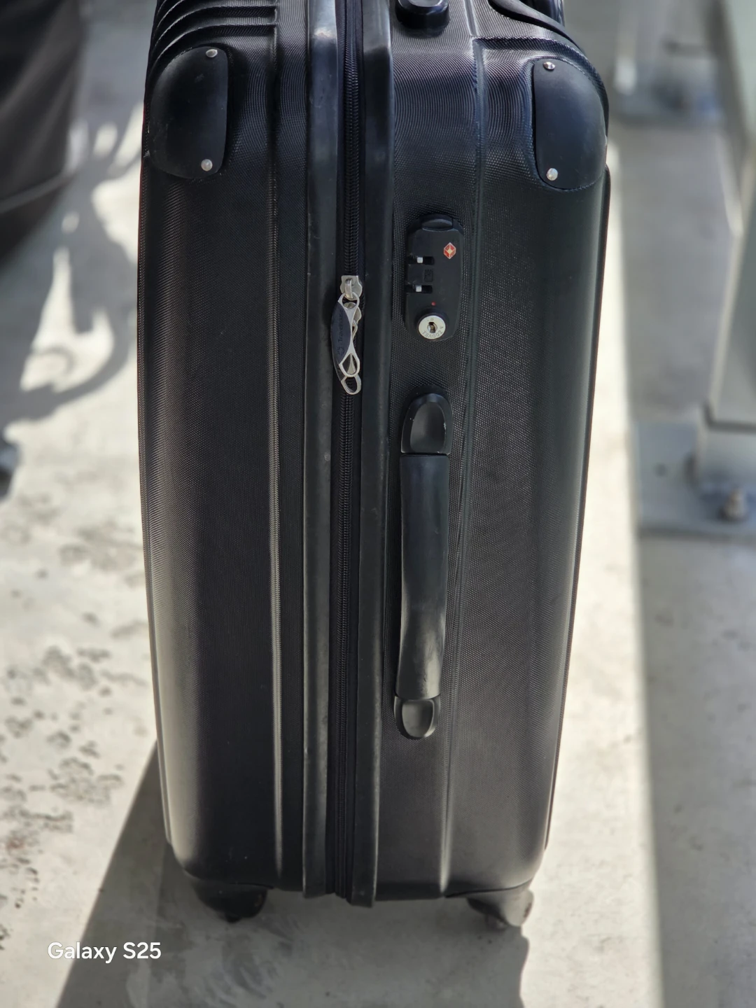Black Hard-shell Carry-on Suitcase - photo 3
