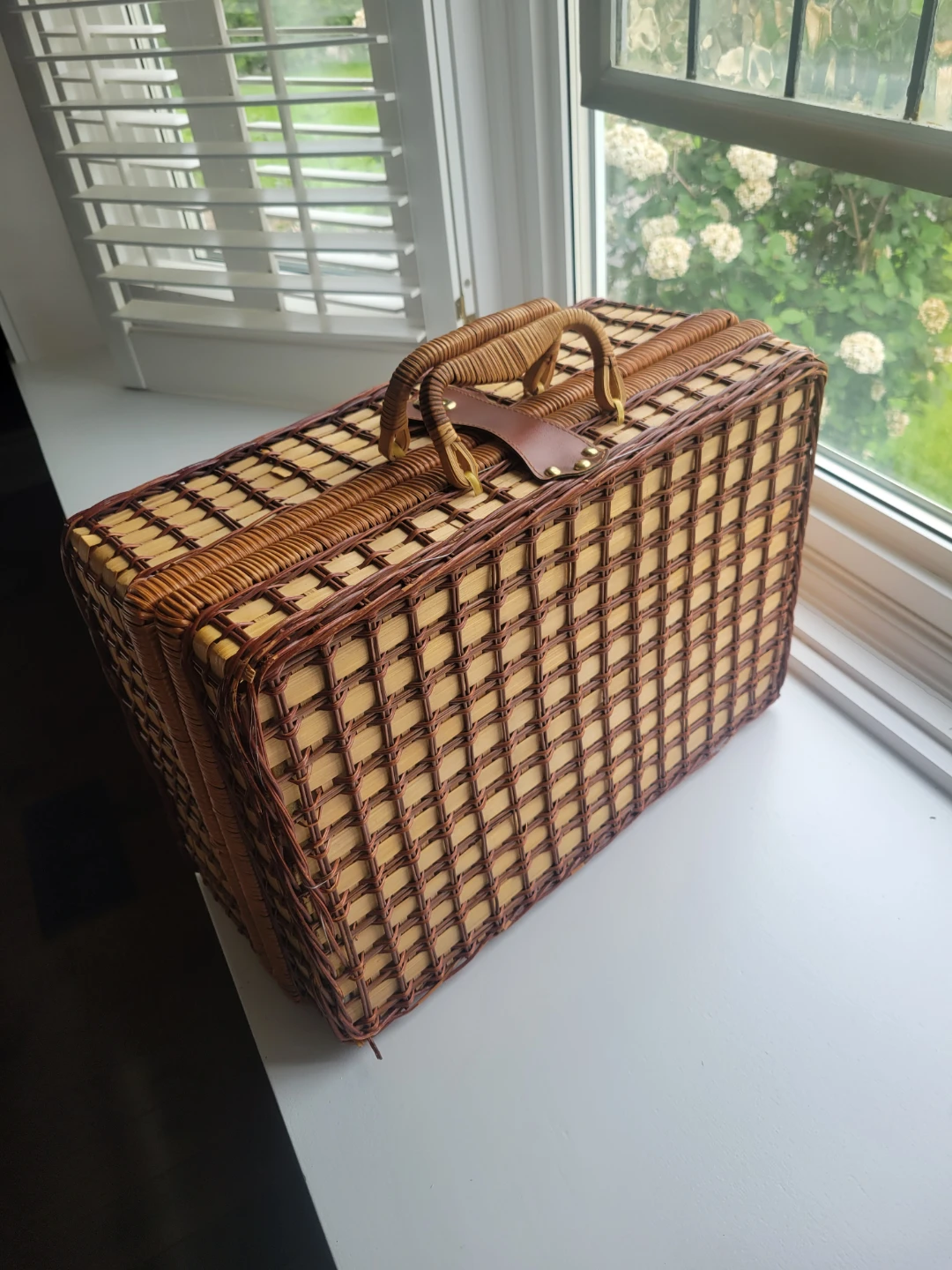 Dragonfly Suitcase Style Wicker Picnic Basket with Dishes - photo 3