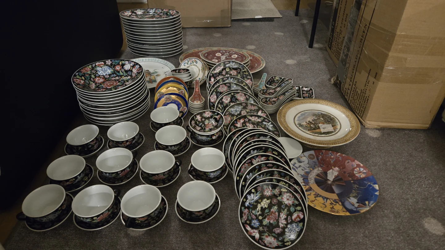 Large Floral Pattern Dinnerware Set - photo 2