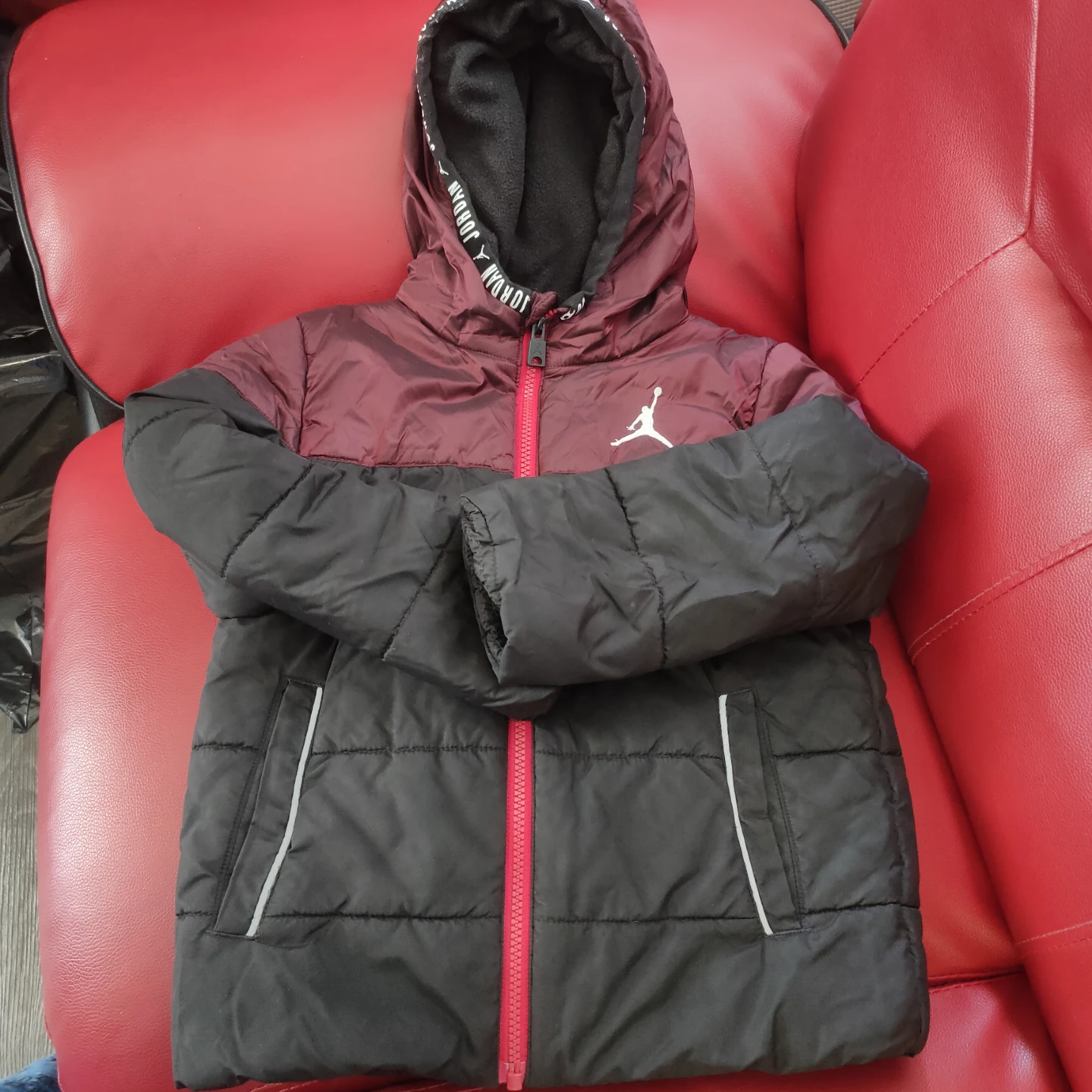 MOS: Jordan Puffer Jacket Burgundy/Black Size 6-7Years