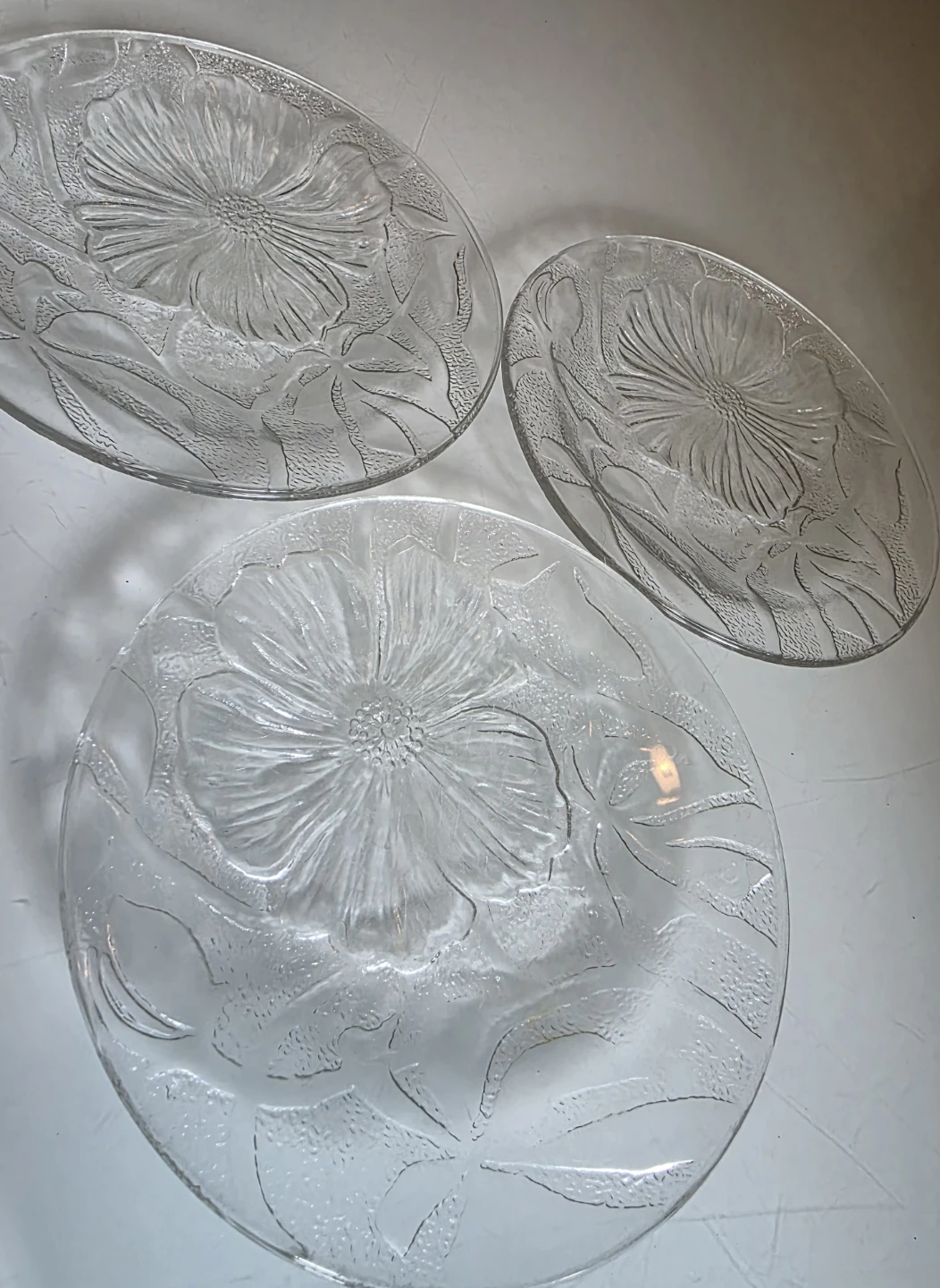 3 Vintage KIG Indonesia Clear Glass Hibiscus Blossom Plates - photo 2