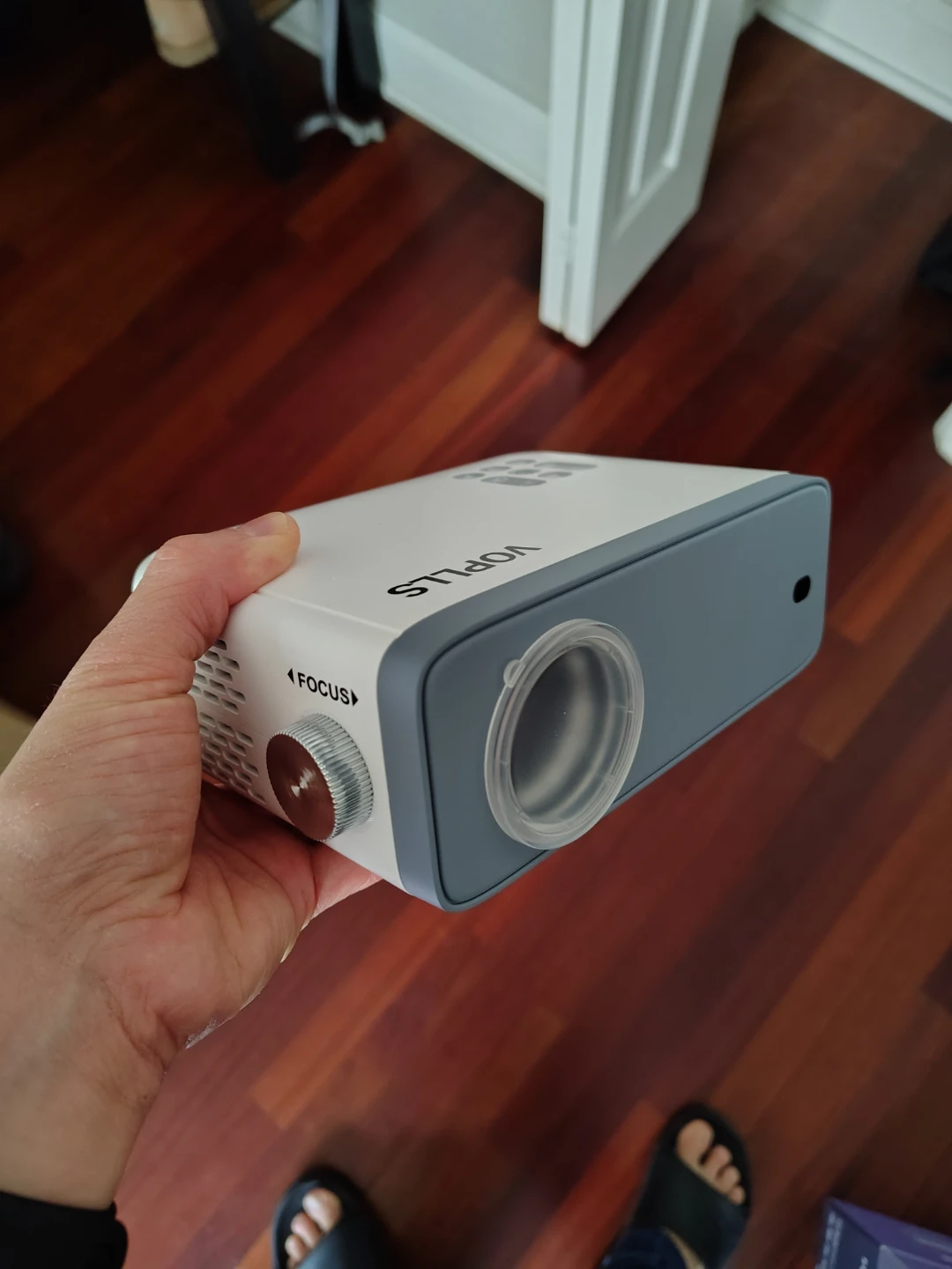 Voplls Home Theater Projector & Desk Mount