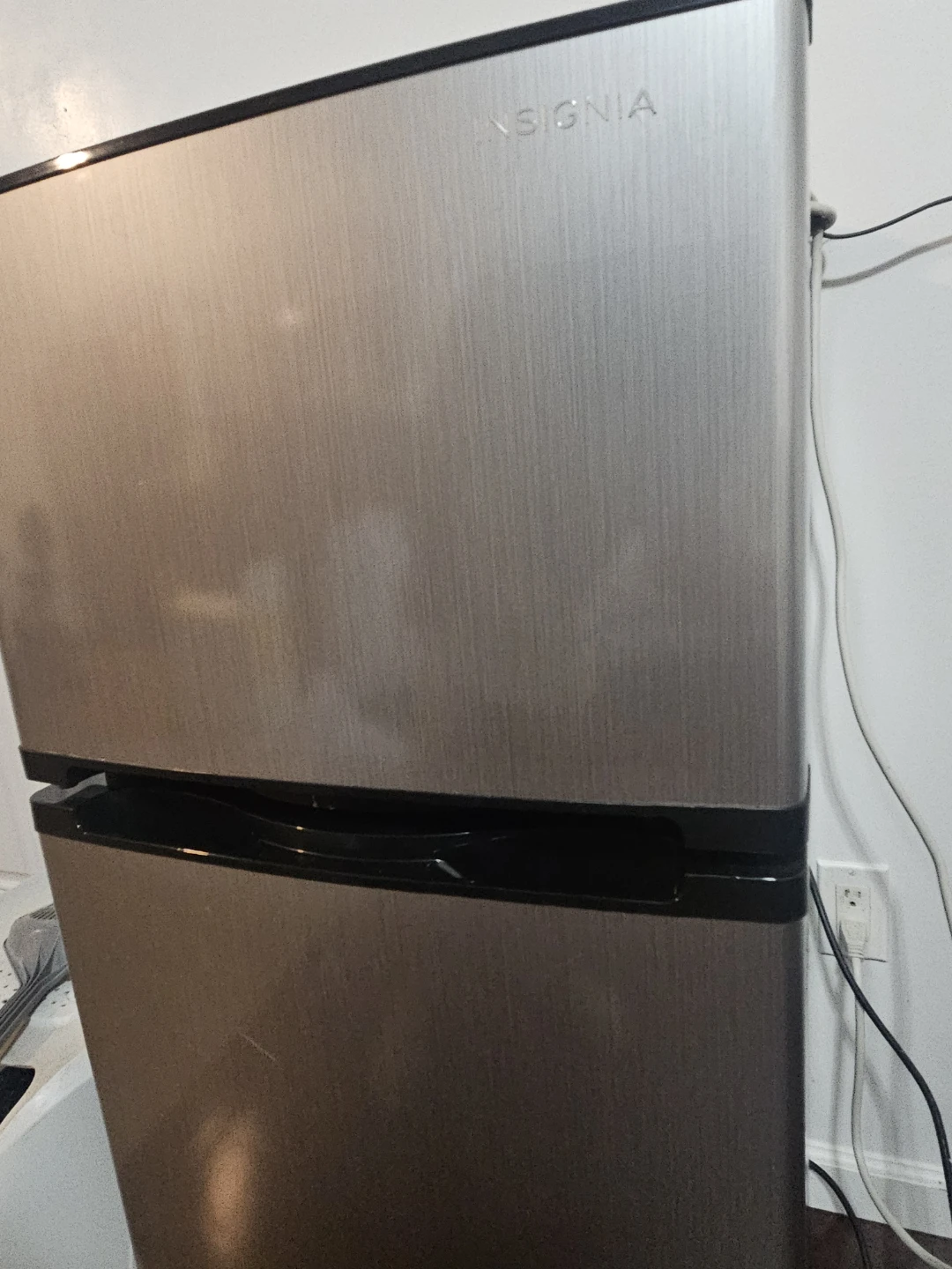 Insignia Top Freezer Refrigerator - photo 2