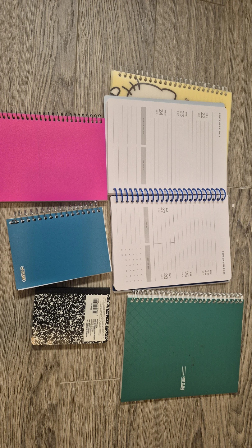 Student notebook bundle (planner + notebooks) – like new - photo 2