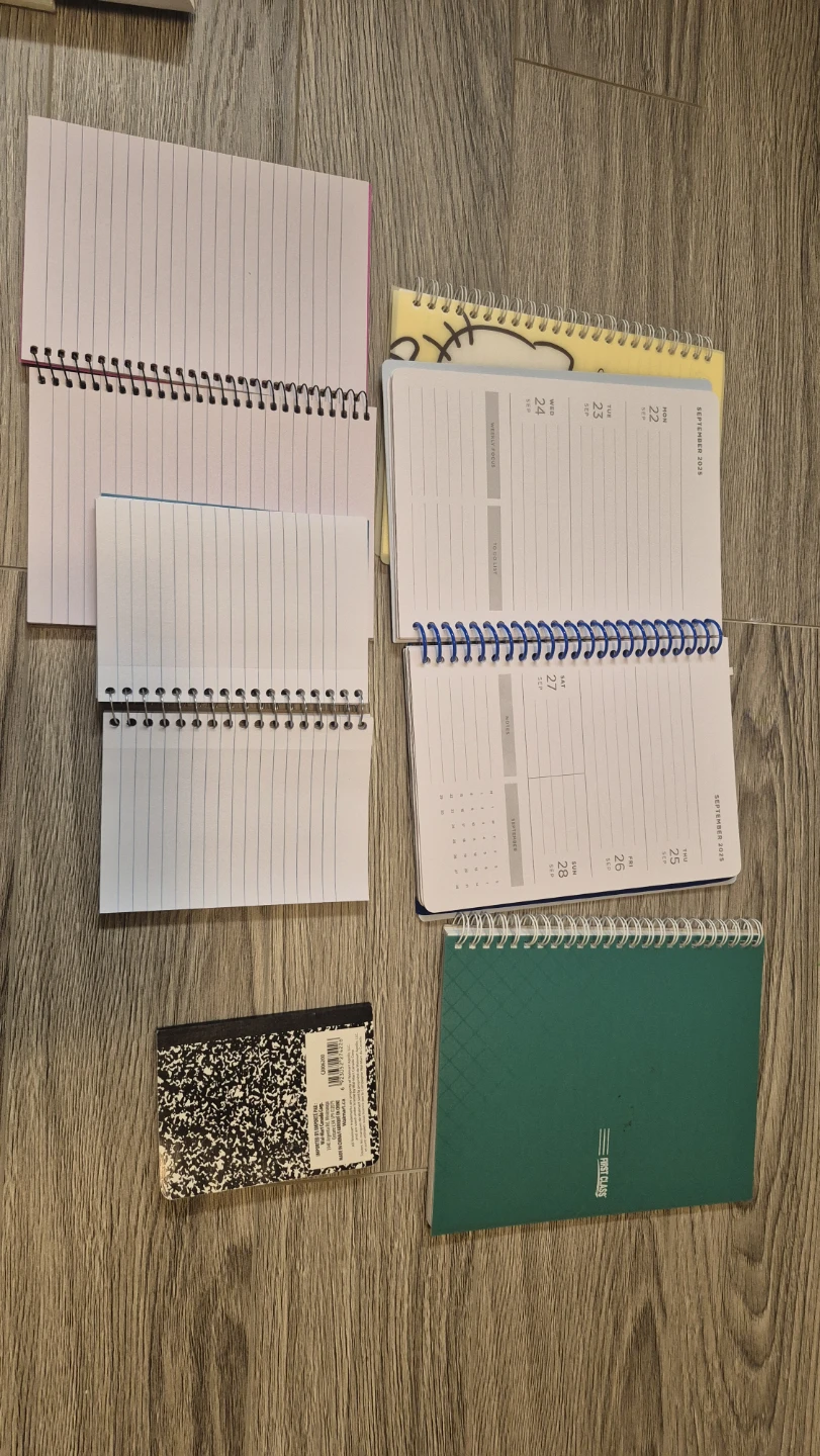 Student notebook bundle (planner + notebooks) – like new - photo 3