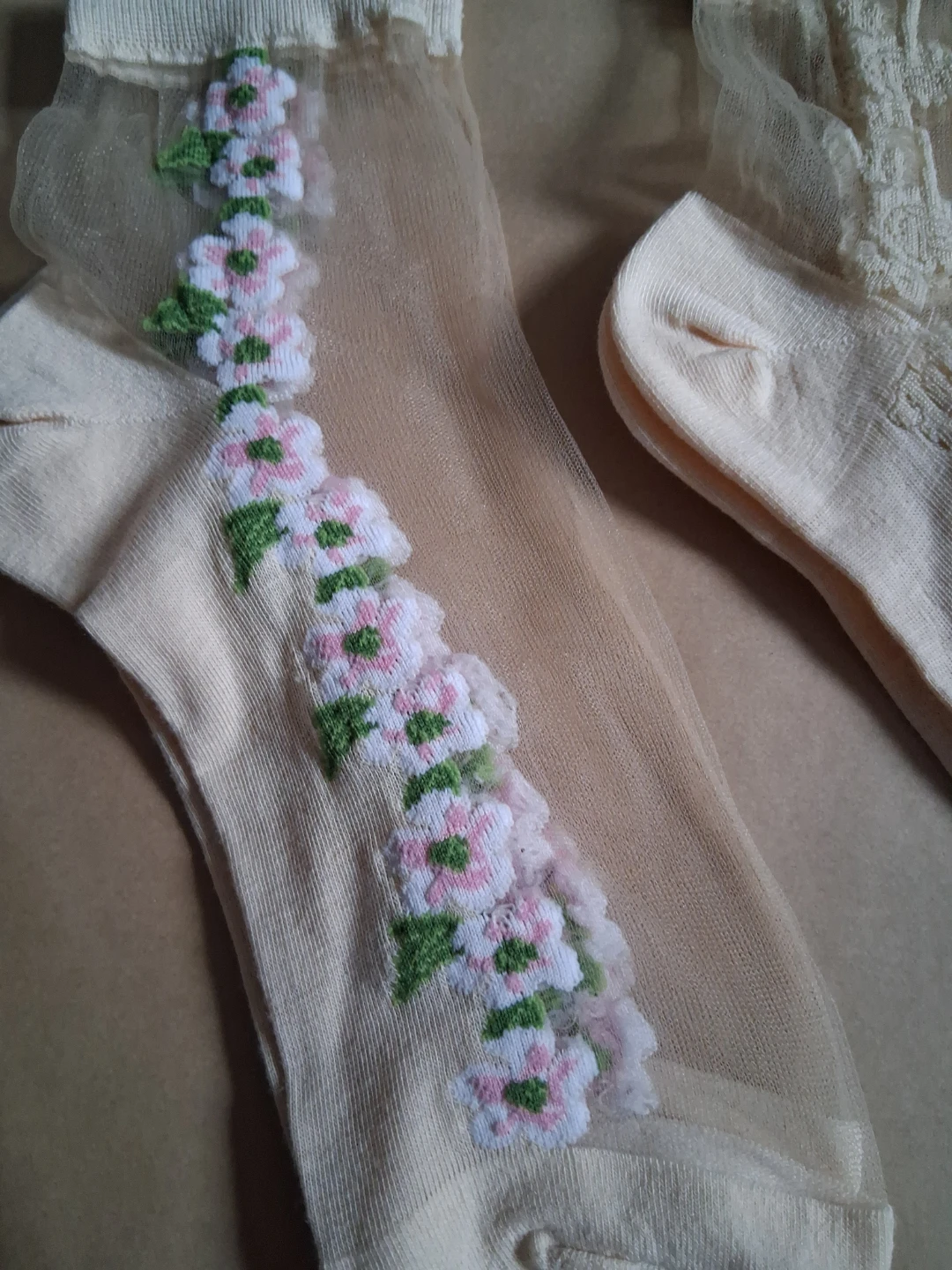 Sheer socks with floral embroidery & Jelly sandals - photo 5