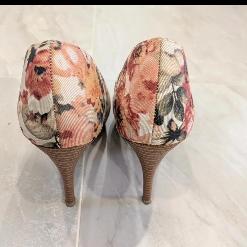 Floral Pump Heels - Size 6 - photo 4