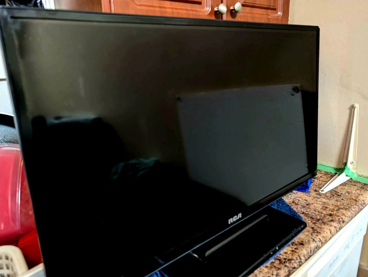RCA 32-inch HD LED television, specifically model RLED3265A - photo 3