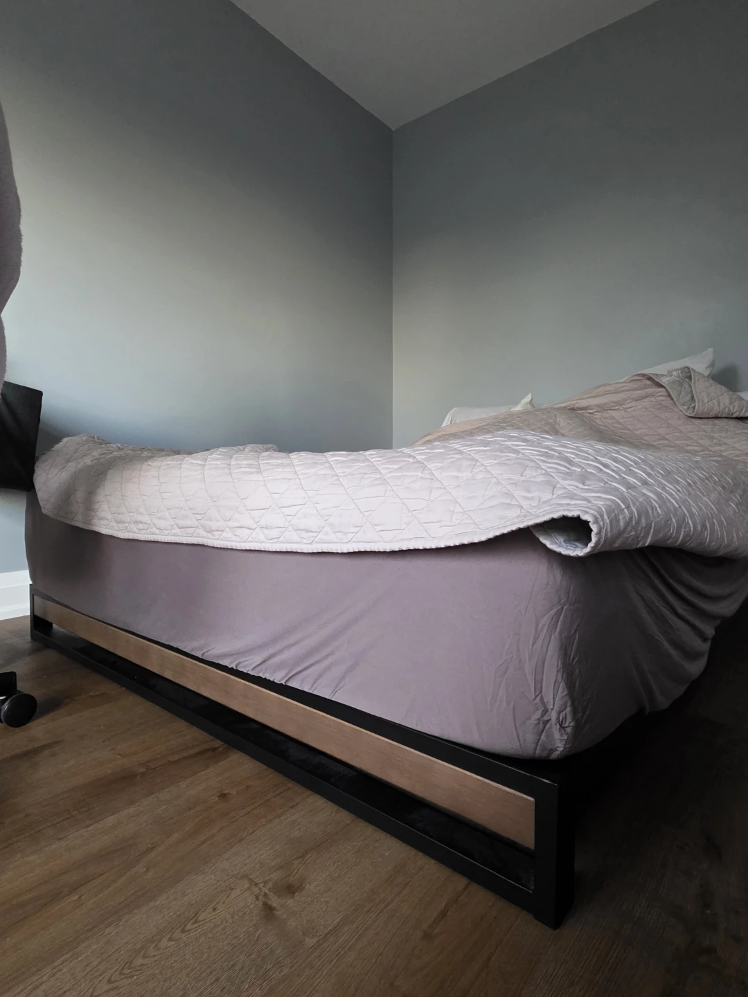 Queen Size Platform Bed Frame with Wood Accent