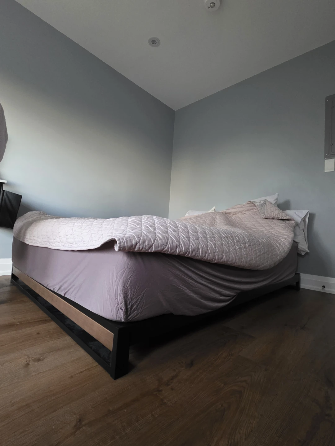 Queen Size Platform Bed Frame with Wood Accent - photo 2