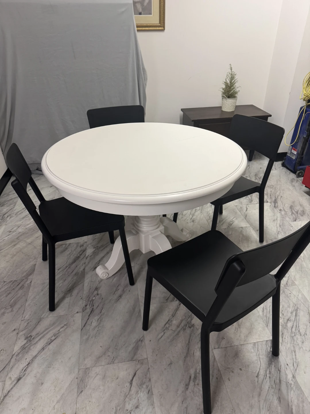 Round White Dining Table with 4 Black Chairs