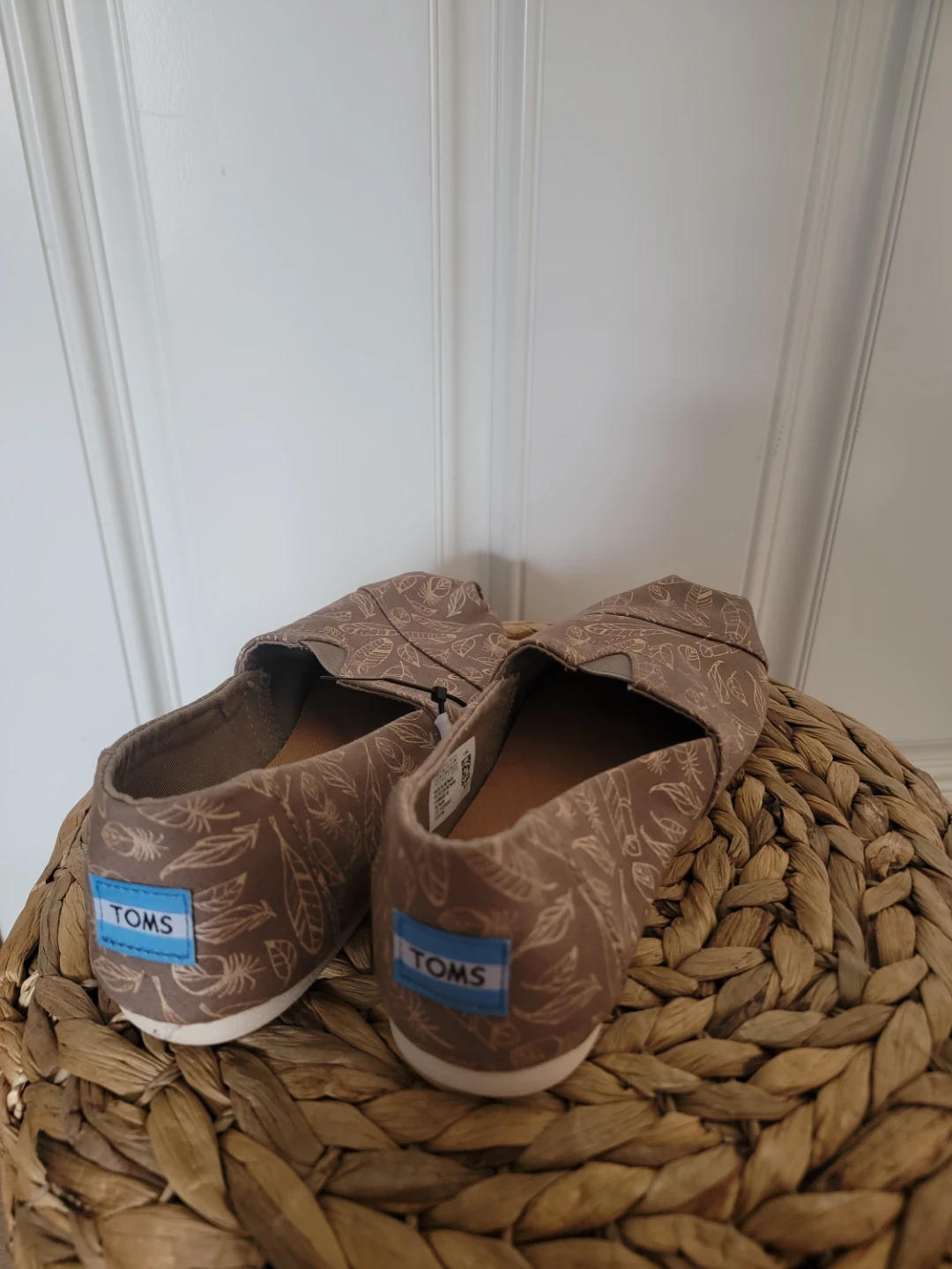 TOMS Women's Shoes Size 6.5 Tan Feather Print Slip-Ons - photo 3