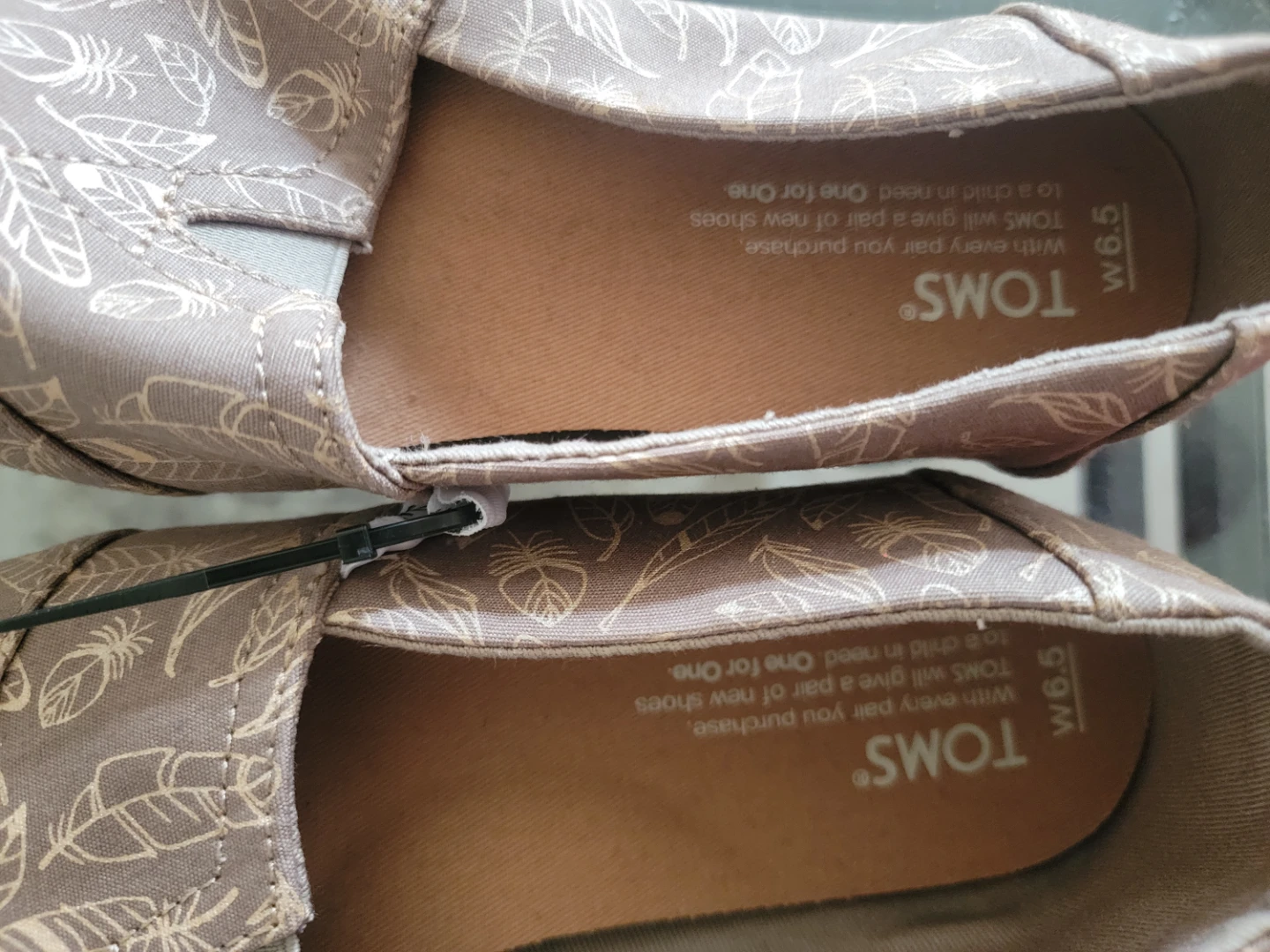 TOMS Women's Shoes Size 6.5 Tan Feather Print Slip-Ons - photo 4