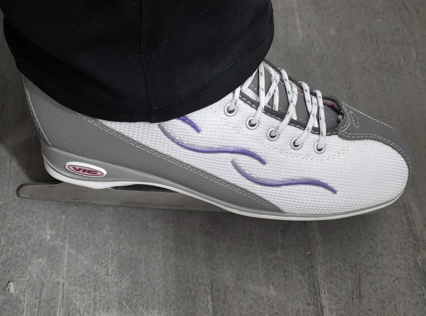 VIC Ice Skates - Size 8 US - photo 3