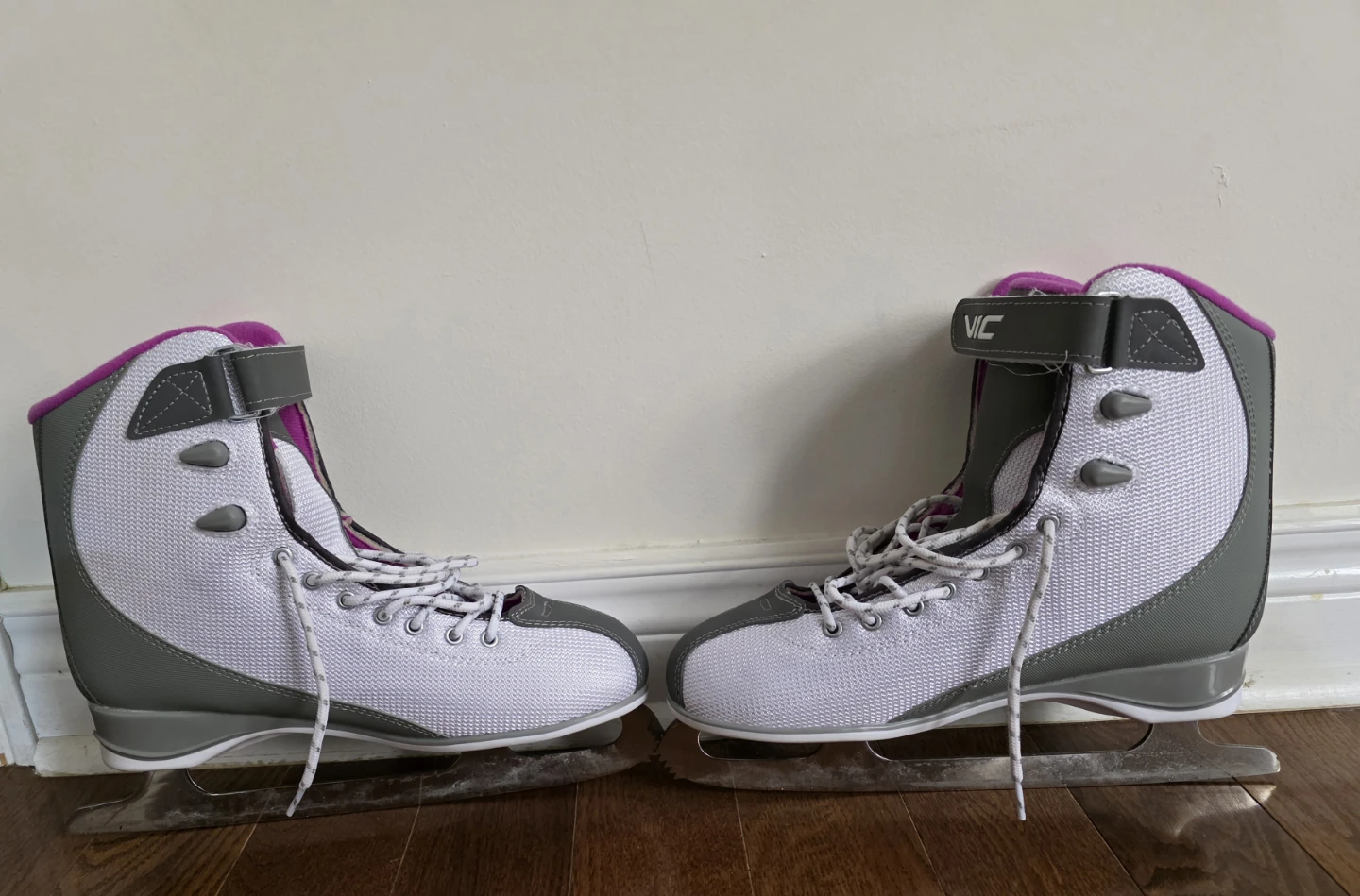VIC Ice Skates - Size 8 US - photo 5