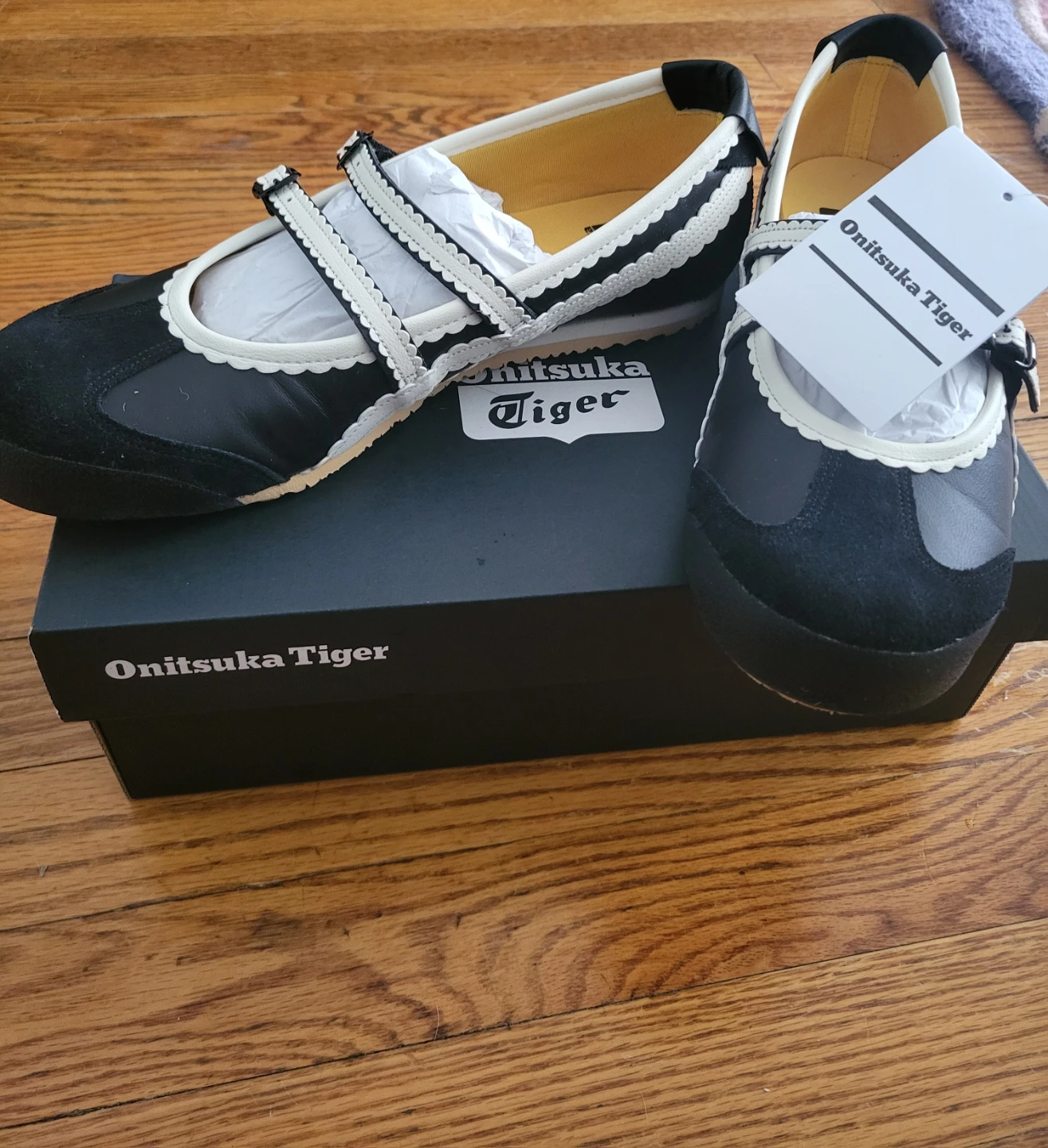 Never Worn Onitsuka Tigers size 9.5!