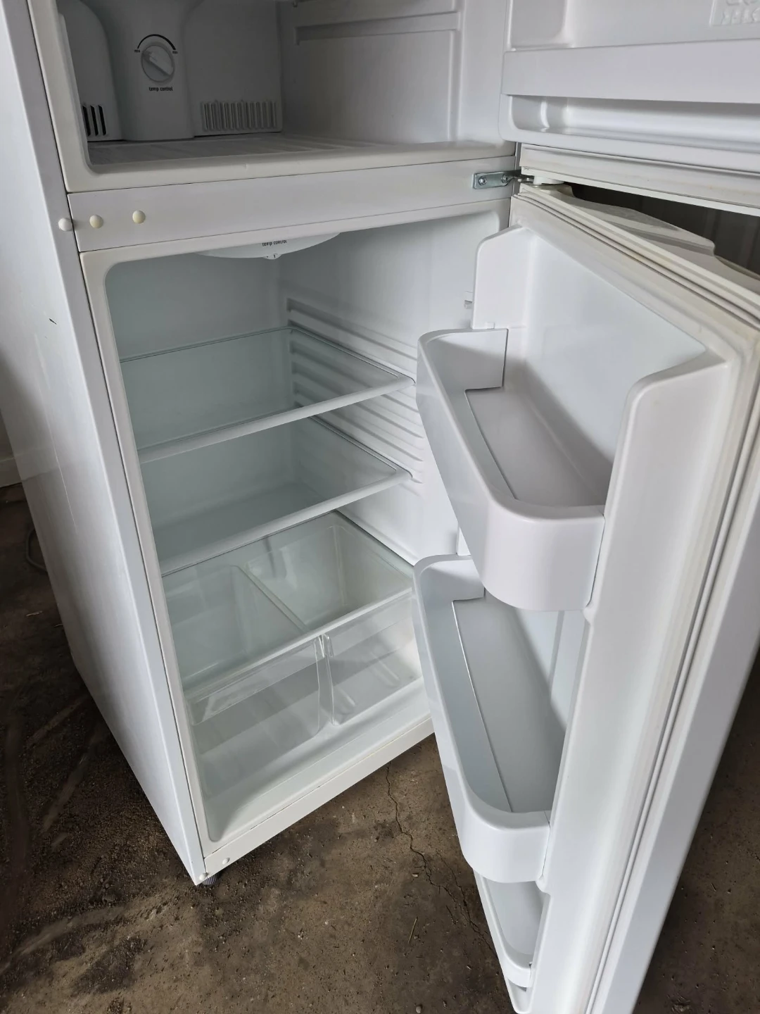 Frigidaire Refrigerator - photo 4