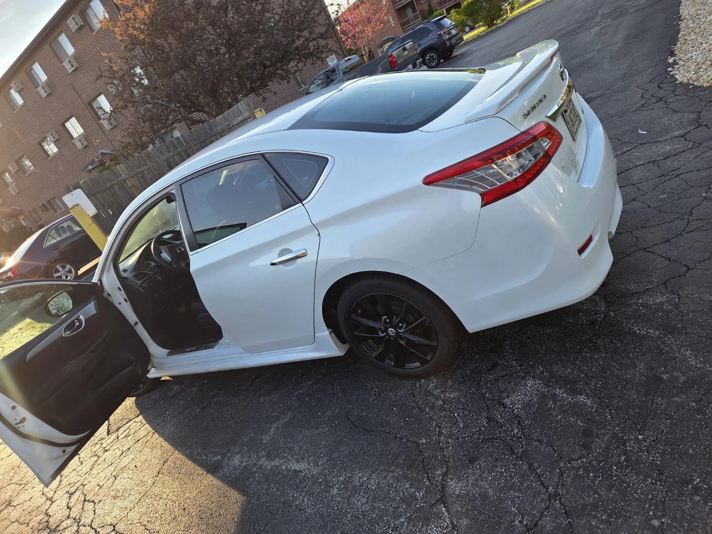 White Nissan Sentra SR - photo 4