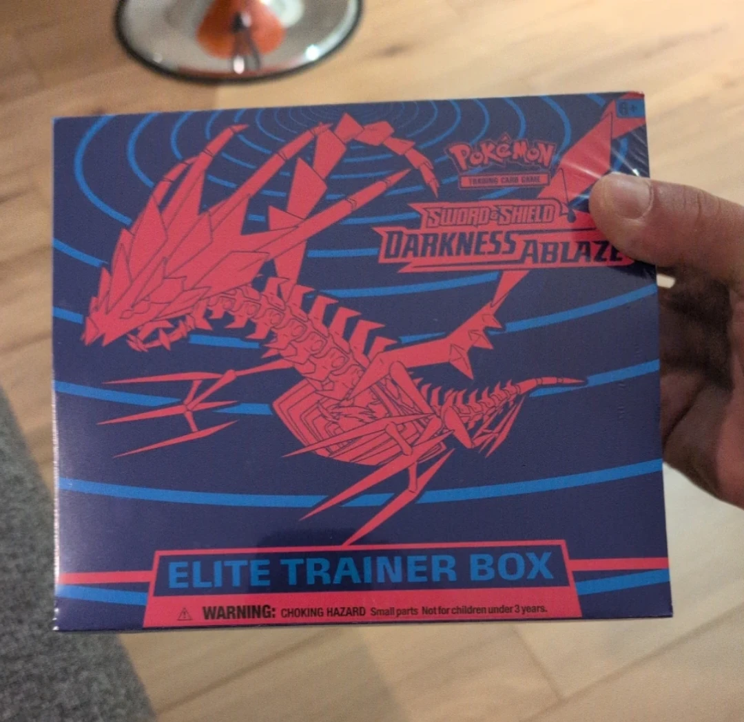 Pokémon Sword & Shield Darkness Ablaze Elite Trainer Box - photo 4