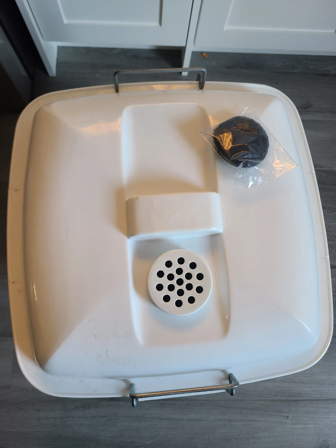 White Diaper Pail with Lid, extra charcoal filter - photo 2