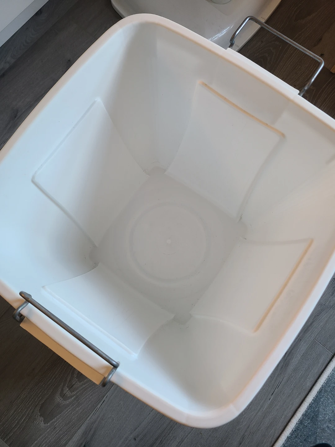 White Diaper Pail with Lid, extra charcoal filter - photo 3