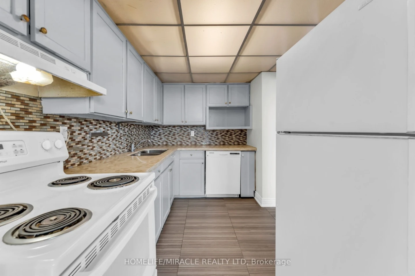 3 bedroom 2 bathroom Apartment for rent - photo 2