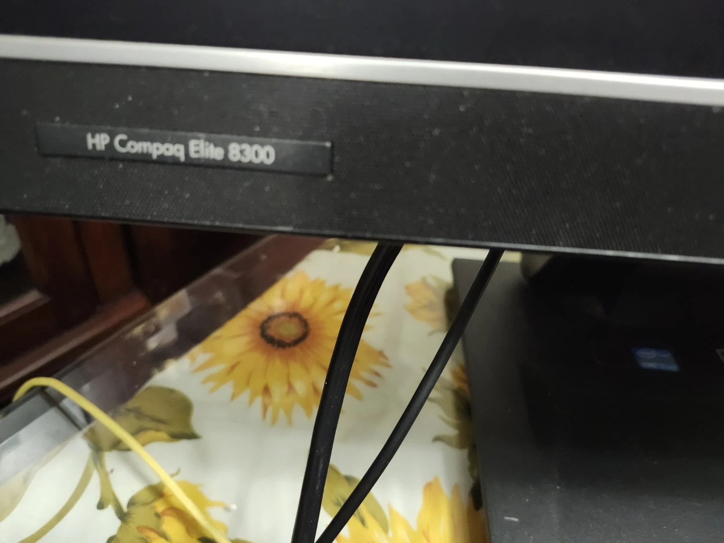 HP Compaq Elite 8300 All-in-One Desktop Computer (built in cpu) - photo 2