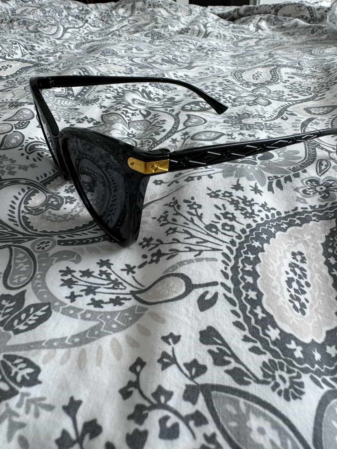 Black Cat-Eye Sunglasses - photo 2