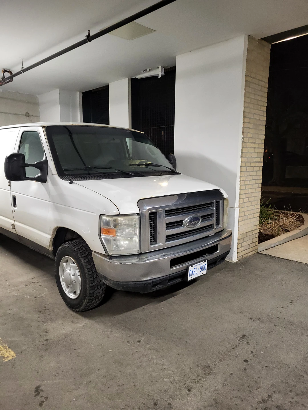 White Ford E-Series Van