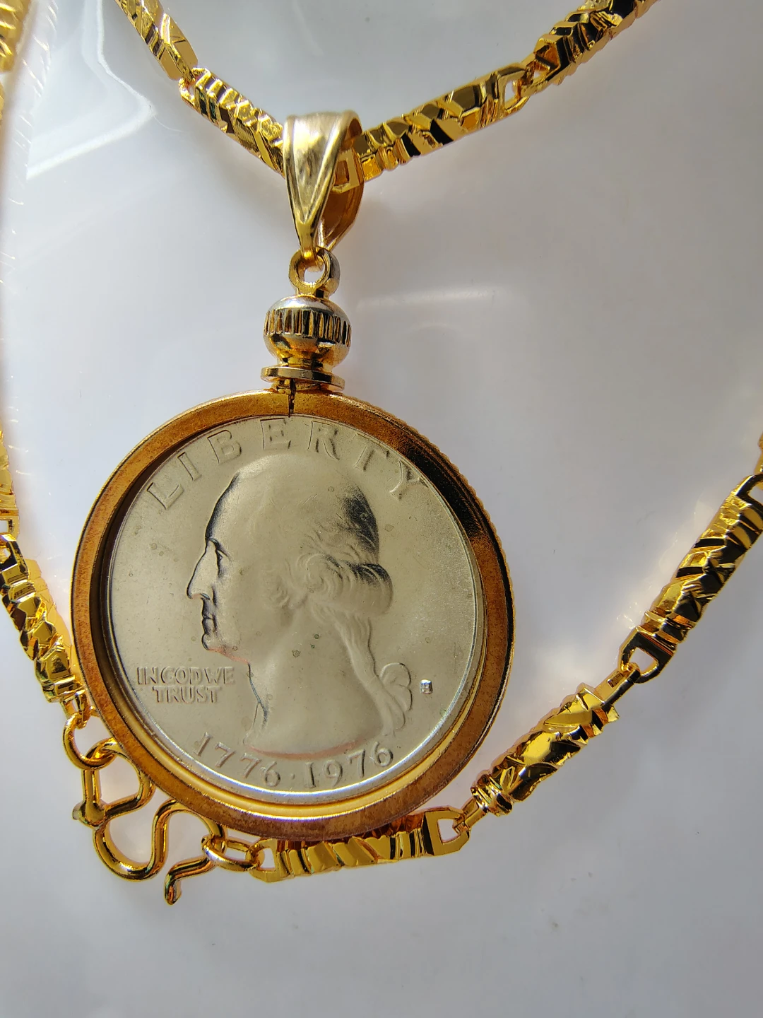 Collar chapado en oro con moneda 1776-1976 Washington Quarter