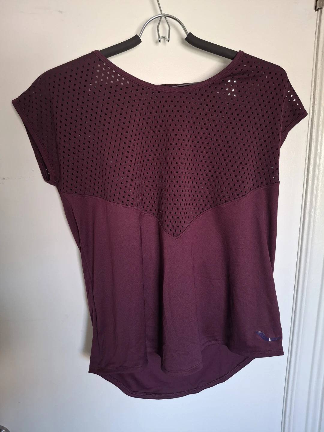 Saucony Women's XS Burgundy Athletic Top