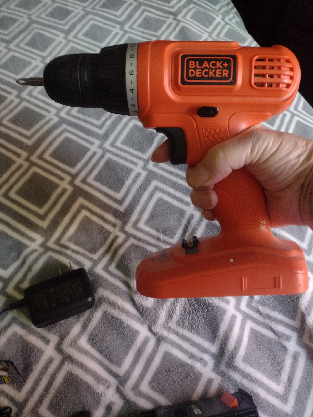 Black & Decker 18V Cordless Drill with Charger and Battery - photo 2