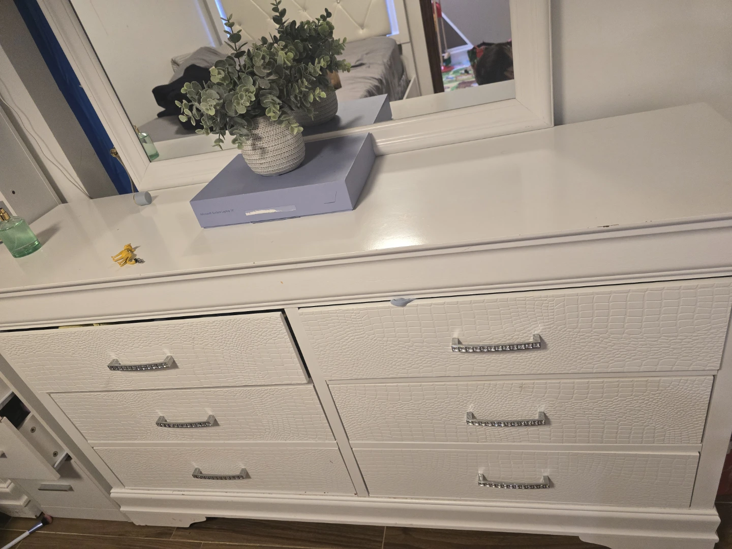 White 6-Drawer Dresser with Crocodile Texture - photo 2