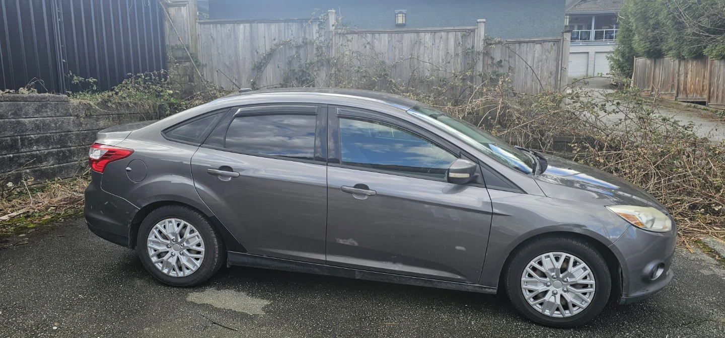 Ford Focus SE Sedan - photo 3
