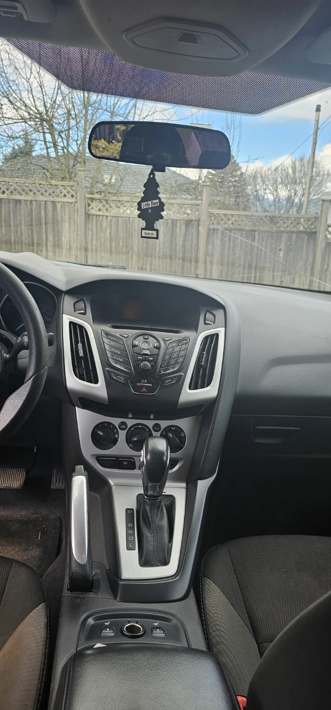 Ford Focus SE Sedan - photo 4