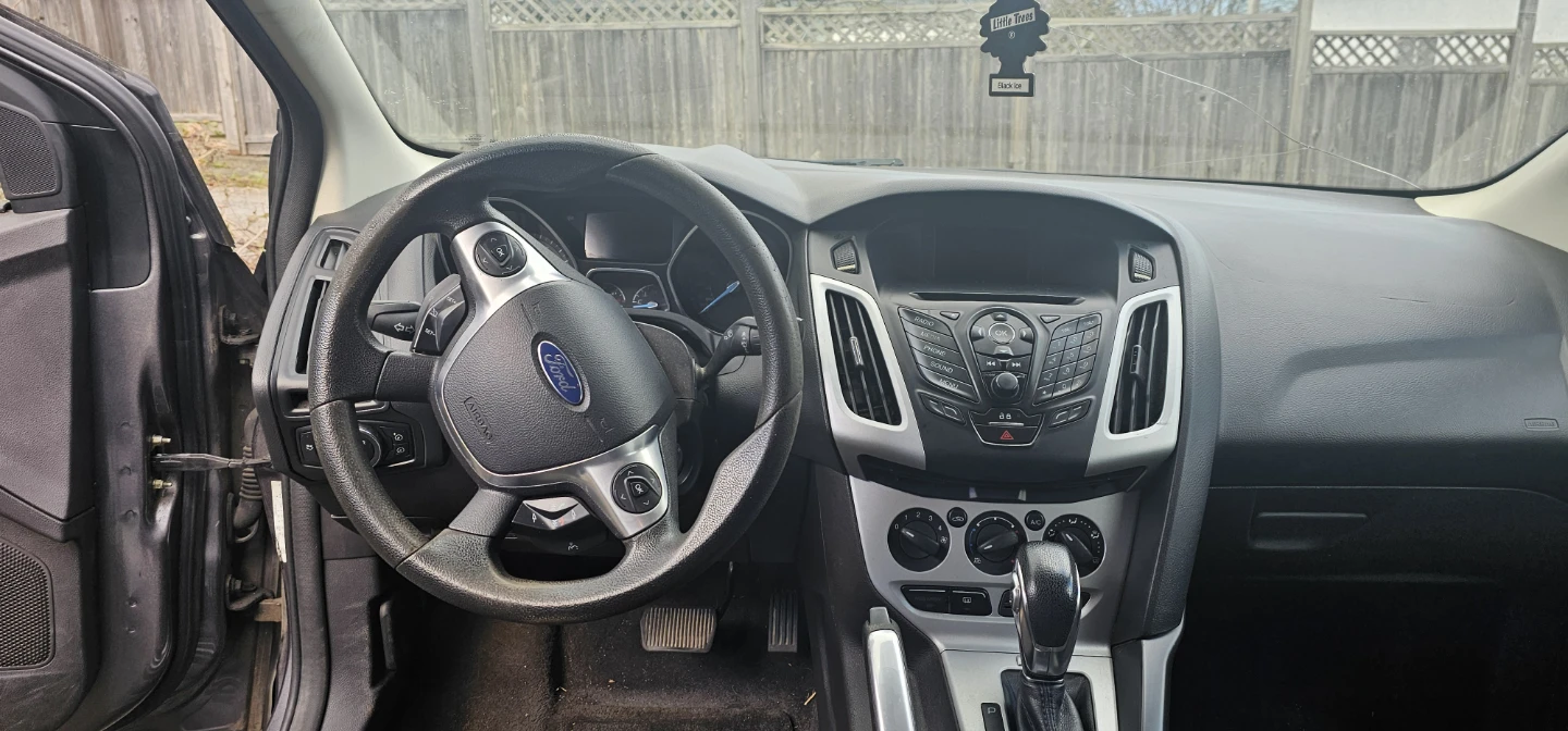 Ford Focus SE Sedan - photo 5