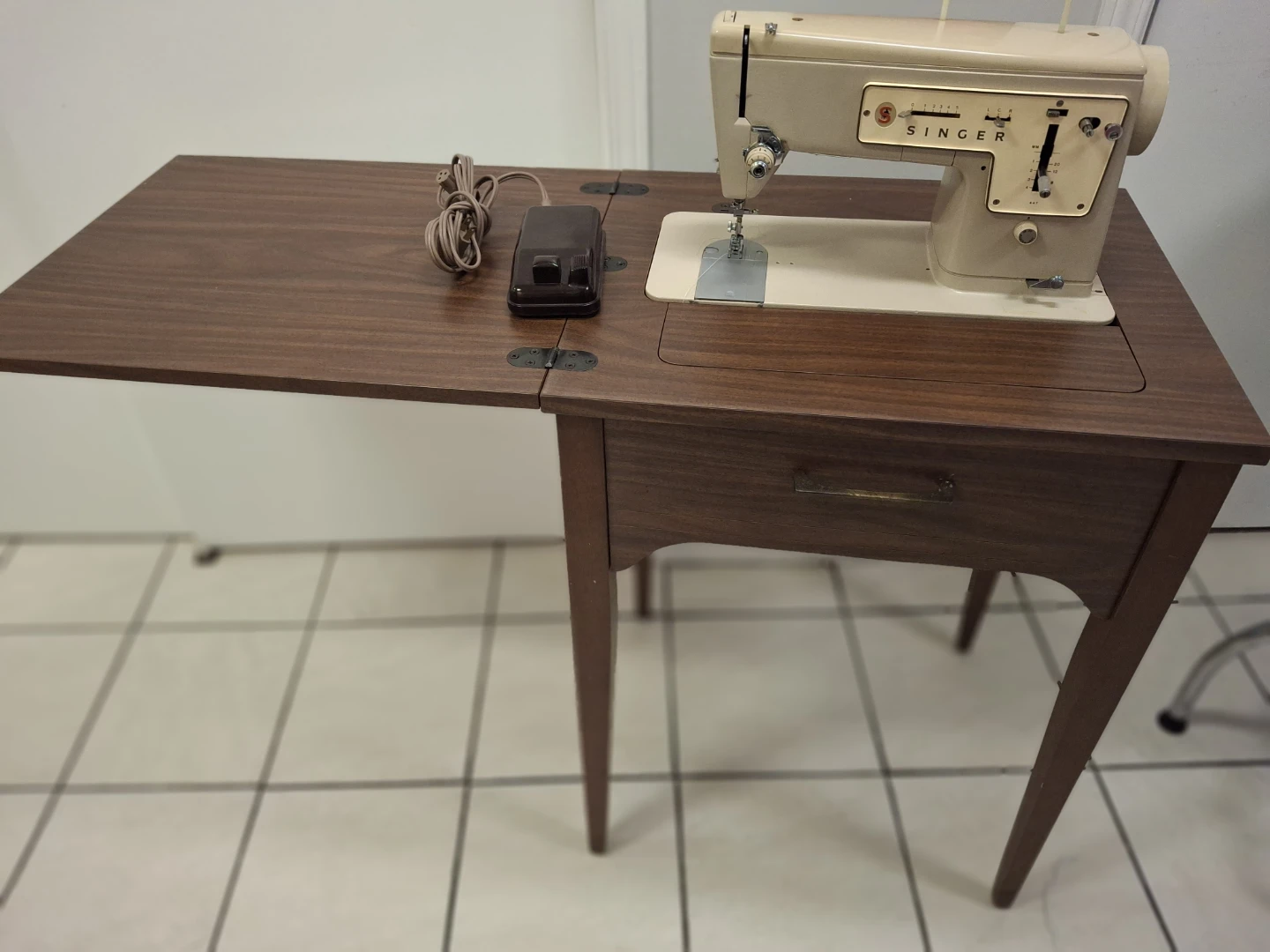 Singer Sewing Machine with Fold-Out Table