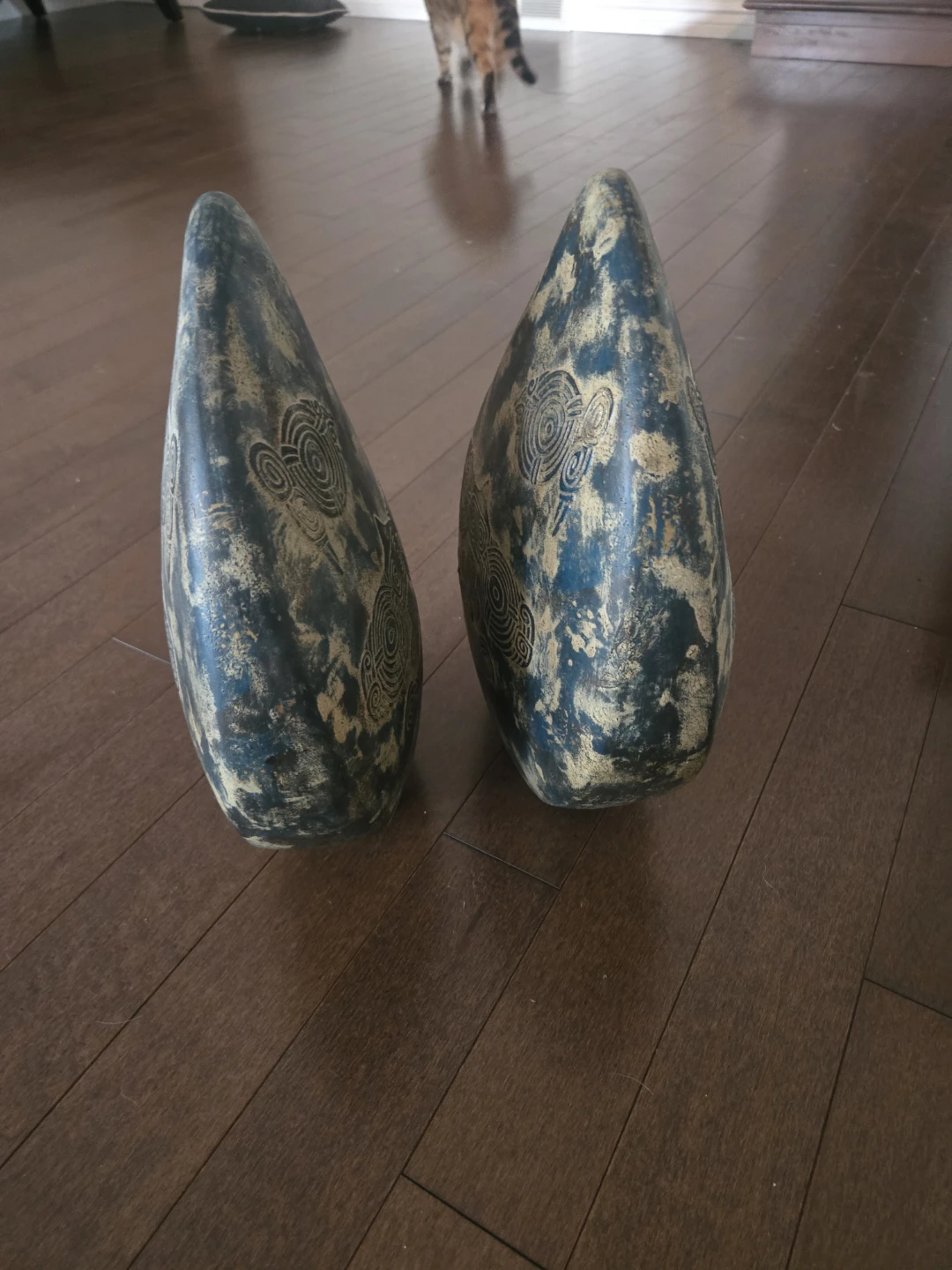Set of 2 Decorative Vases with Ornate Design