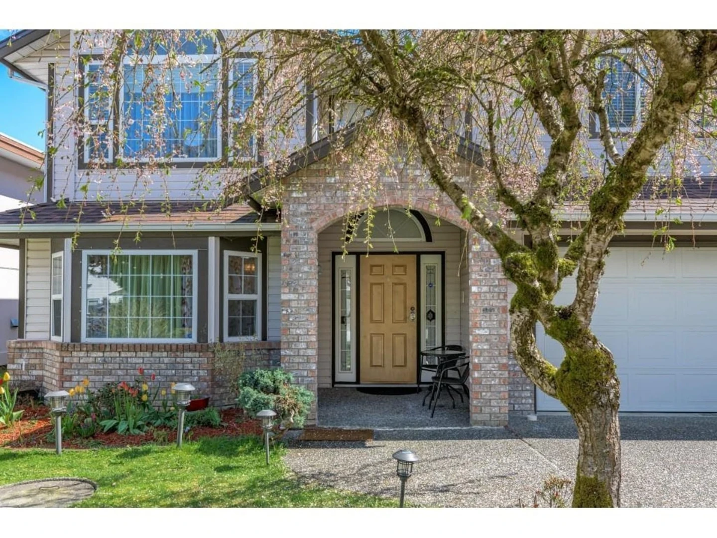 2 Bed, 1 Bath Ground level unit available for rent