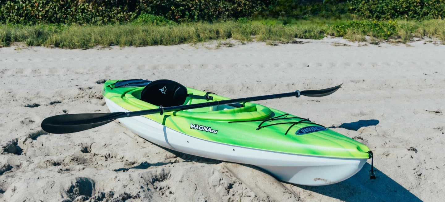 Pelican Magna 100 Kayak with Paddle/life jacket