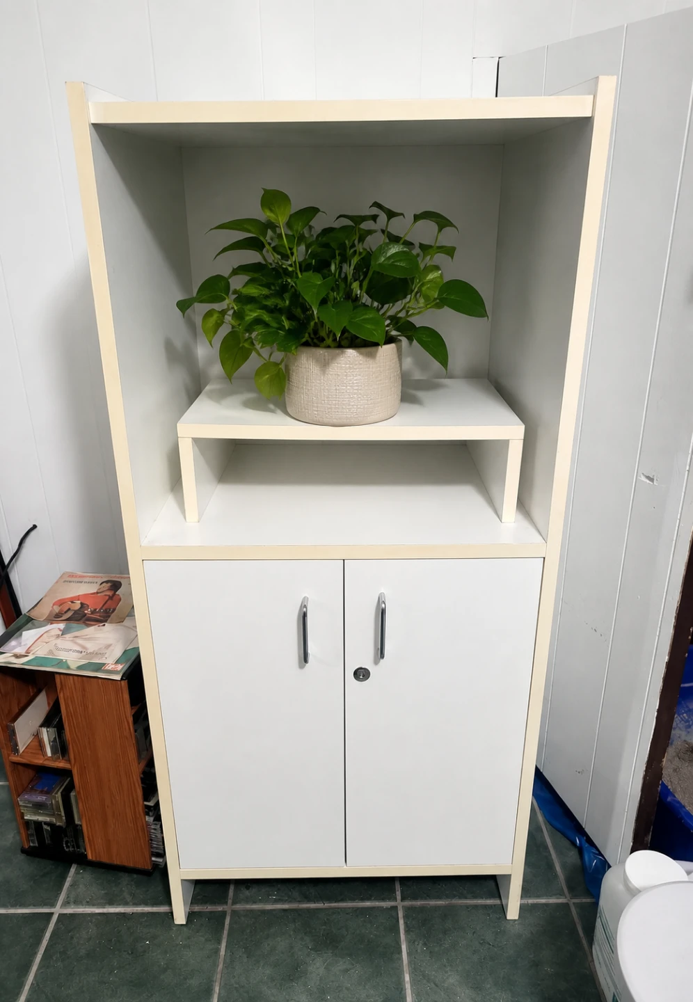 White and cream bookshelf with cabinet