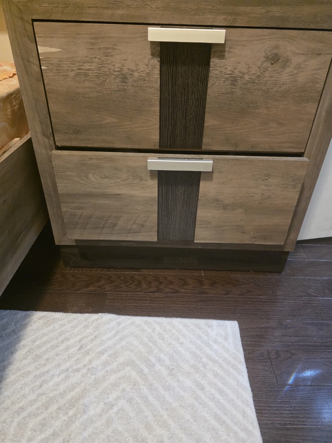 Complete Queen Bed Set with Dresser & 2 night tables - photo 5