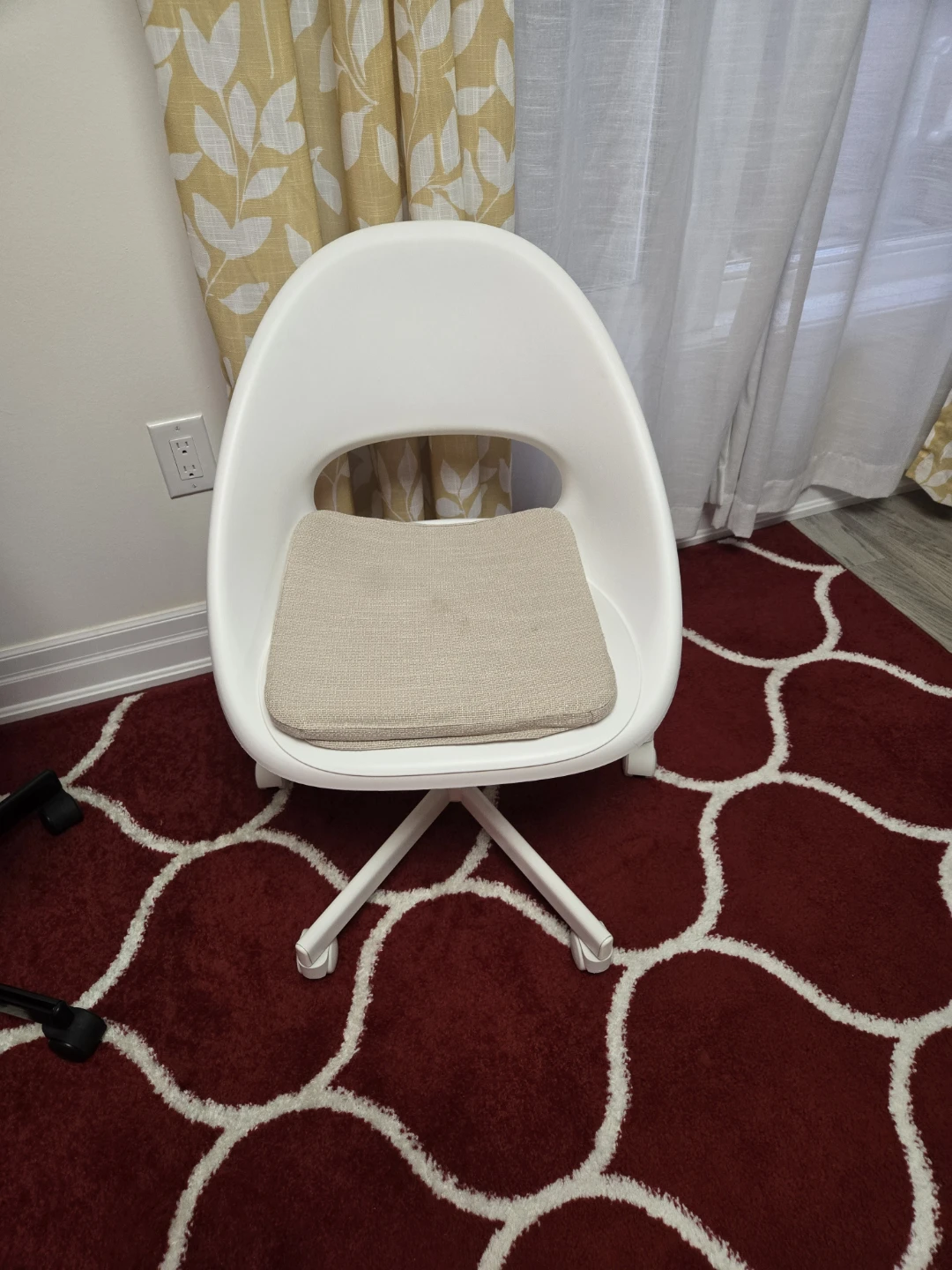 White Swivel Office Chair with Cushioned Seat - photo 2