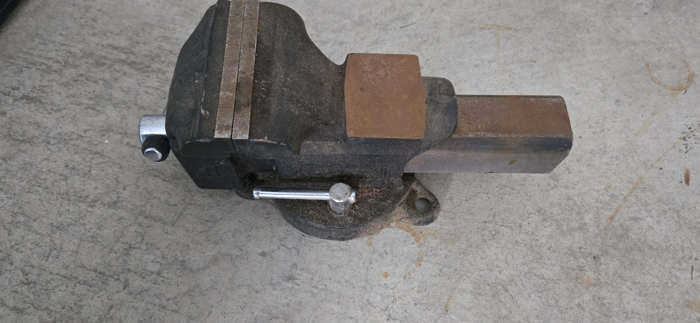 Heavy Duty Bench Vise 4