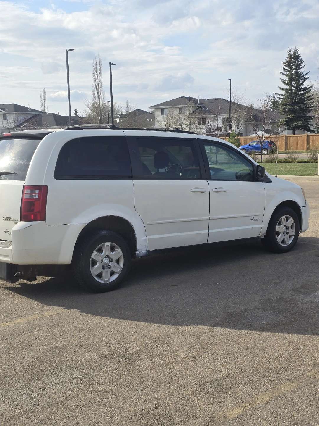 White Dodge Grand Caravan - photo 3