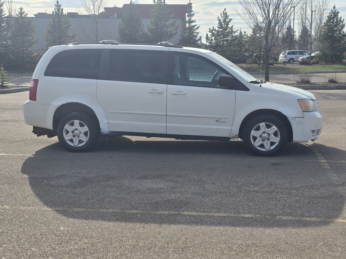White Dodge Grand Caravan - photo 4