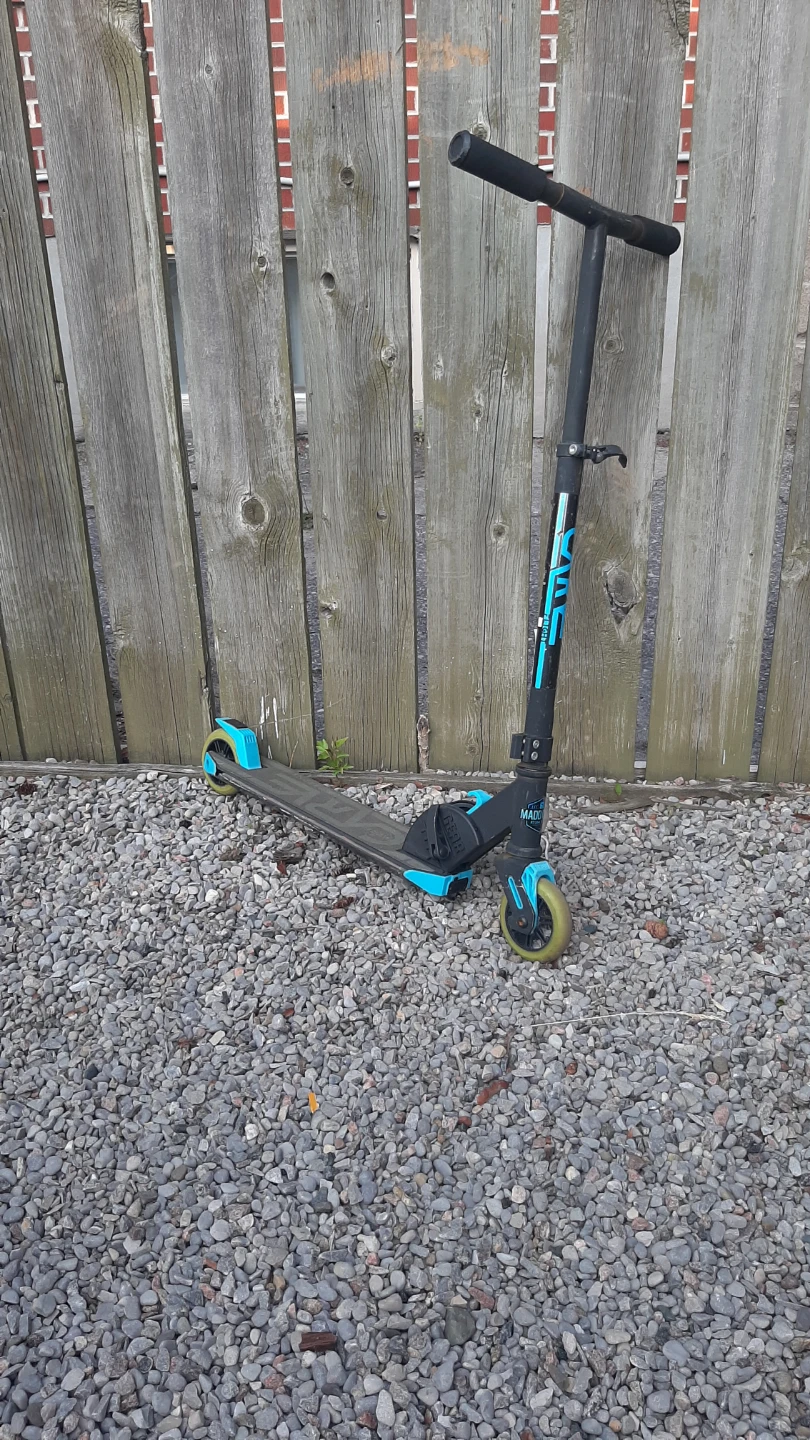 MADD GEAR Scooter