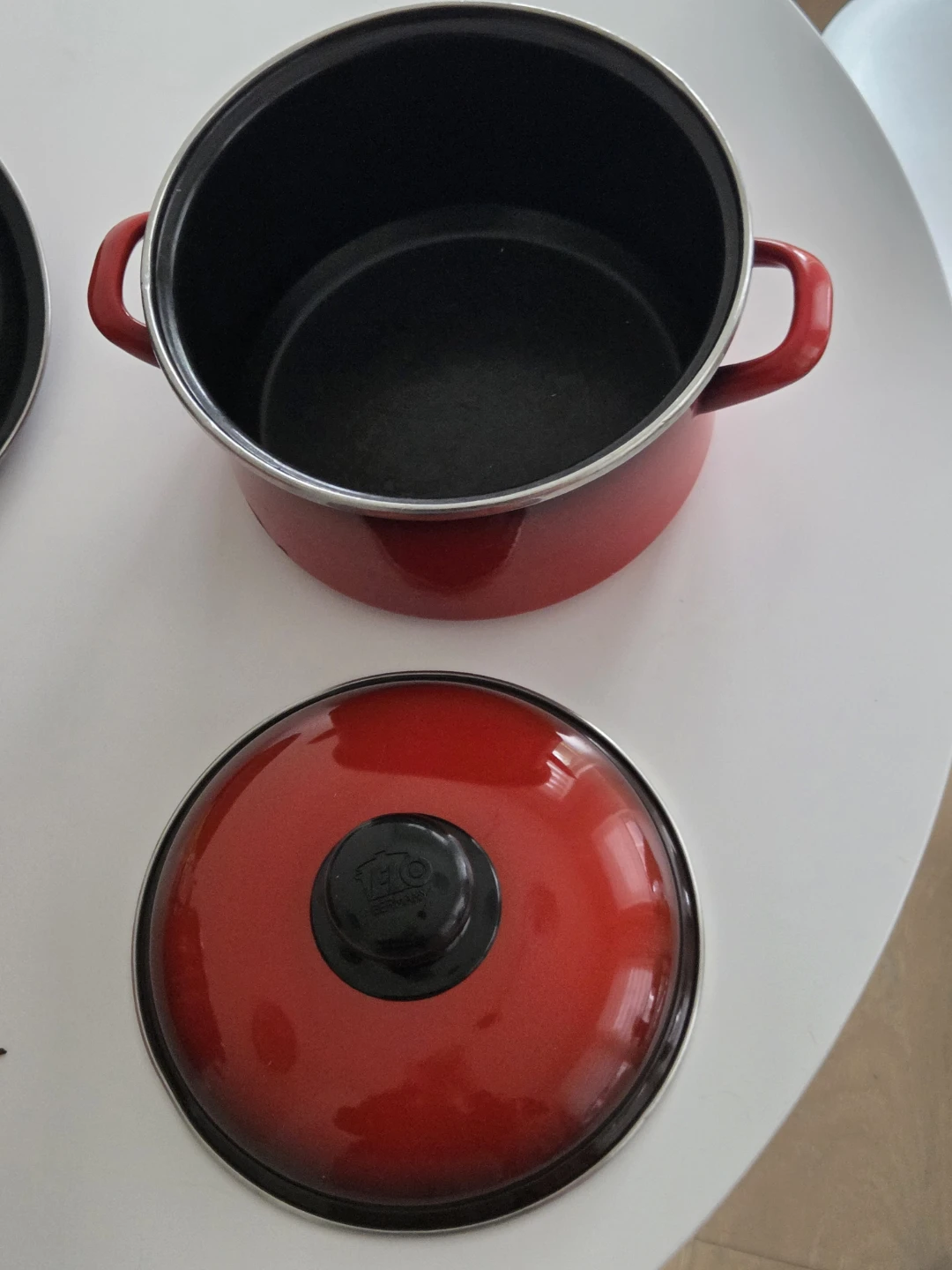 Set of 2 Red Pots with Lids and 1 Frying Pan - photo 3